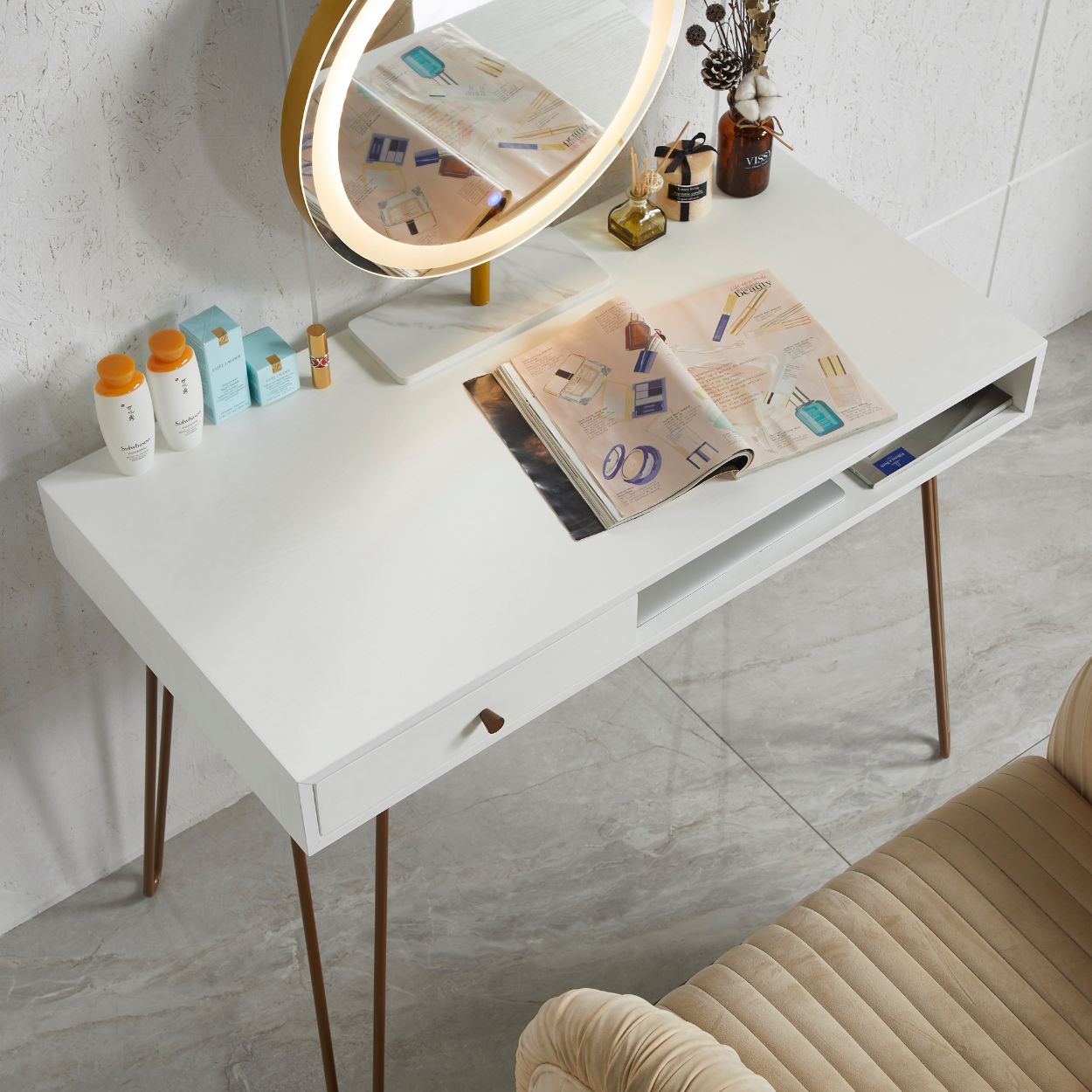 White hairpin desk pair with mirror makes it a beautiful dressing table